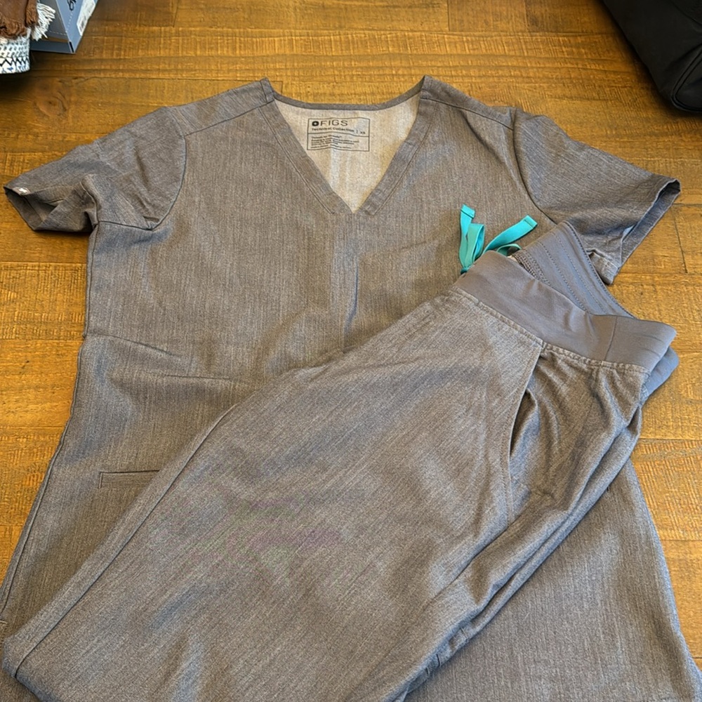 Figs Grey Scrub Top Set- Like New - Size Xs - image 5